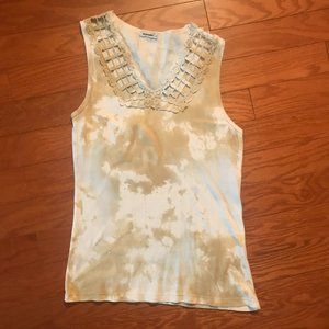 TARYN TAYLOR: BLUE-WHITE-TAN  SLEEVLESS T-SHIRT SIZE LARGE